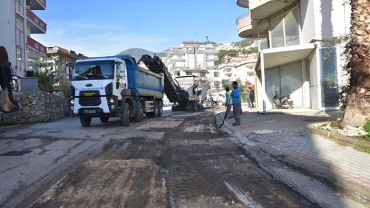 BAŞKAN YÜCEL, ŞEHİR MERKEZİNDE ASFALT YENİLEME ÇALIŞMASININ STARTINI HACET MAHALLESİ’NDEN VERDİ