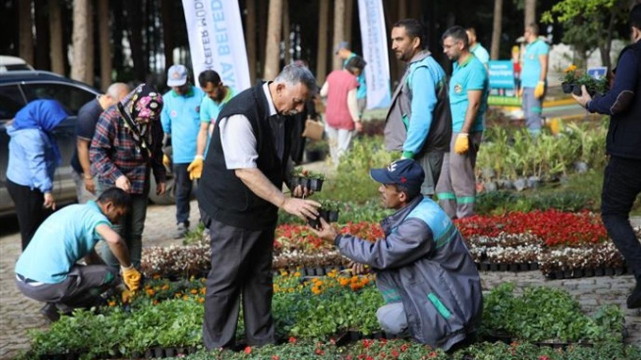 ALANYA BELEDİYESİ GELENEKSEL ÇİÇEK DAĞITIMINI GERÇEKLEŞTİRDİ