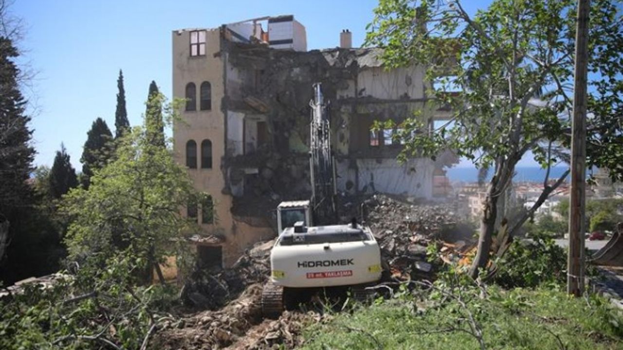 ALANYA'DA RİSKLİ BİNALAR YIKILIYOR