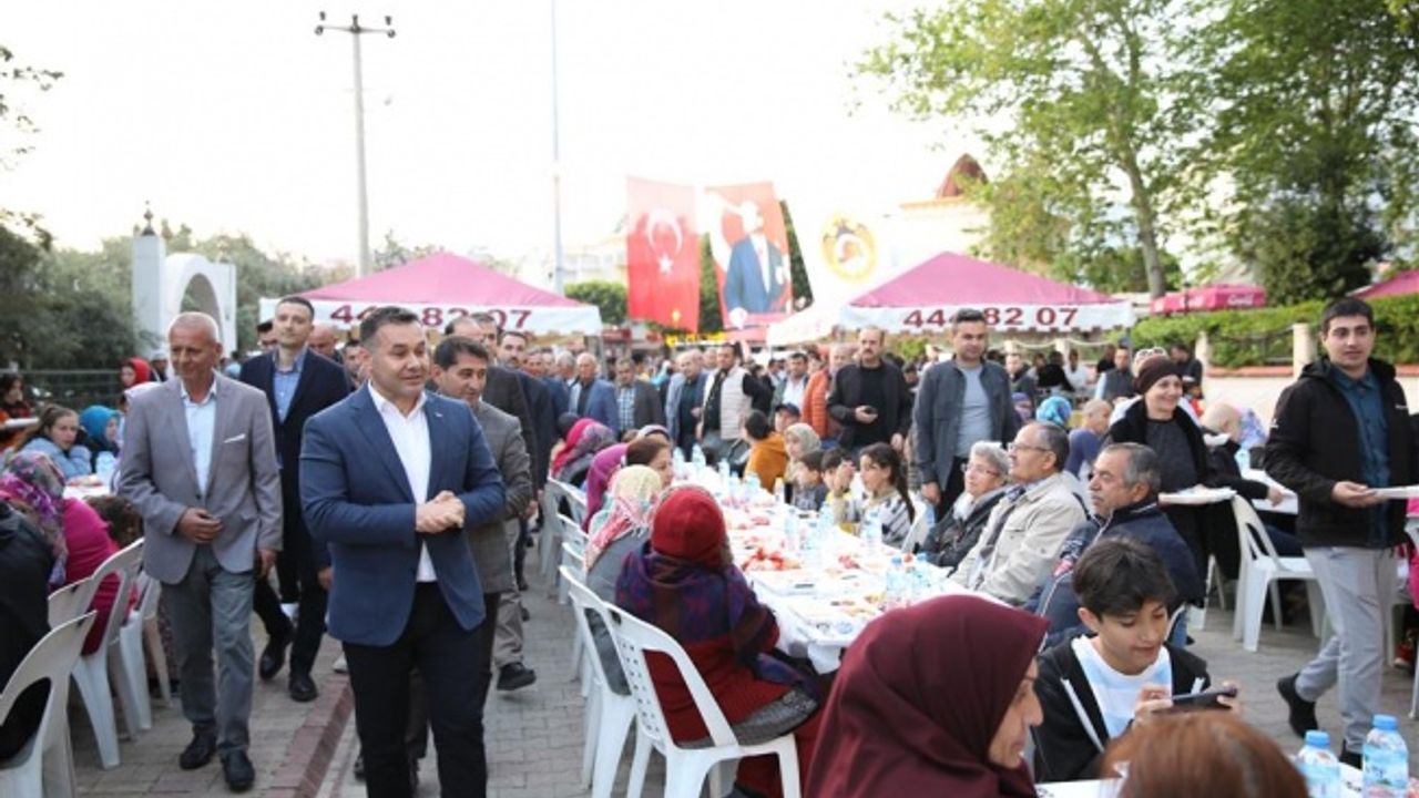 BAŞKAN YÜCEL AVSALLAR MAHALLESİ’NDE İFTAR SOFRASINDA VATANDAŞLARLA BULUŞTU