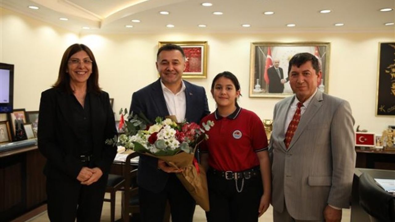 BAŞKAN YÜCEL KOLTUĞUNU 4. SINIF ÖĞRENCİSİ BUĞLEM’E DEVRETTİ