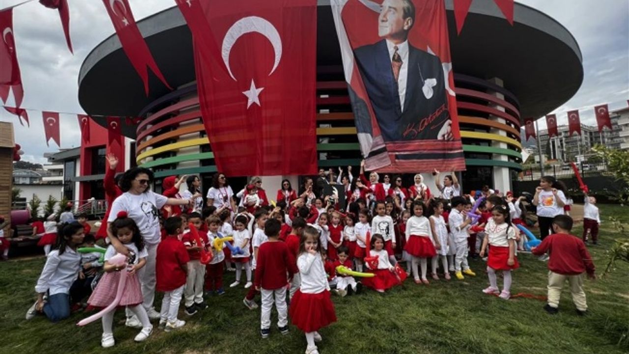 RÜYA İPEKTEN VE SAADET ÇELİK KREŞ VE ÇOCUK AKADEMİSİ’NDE 23 NİSAN COŞKUSU