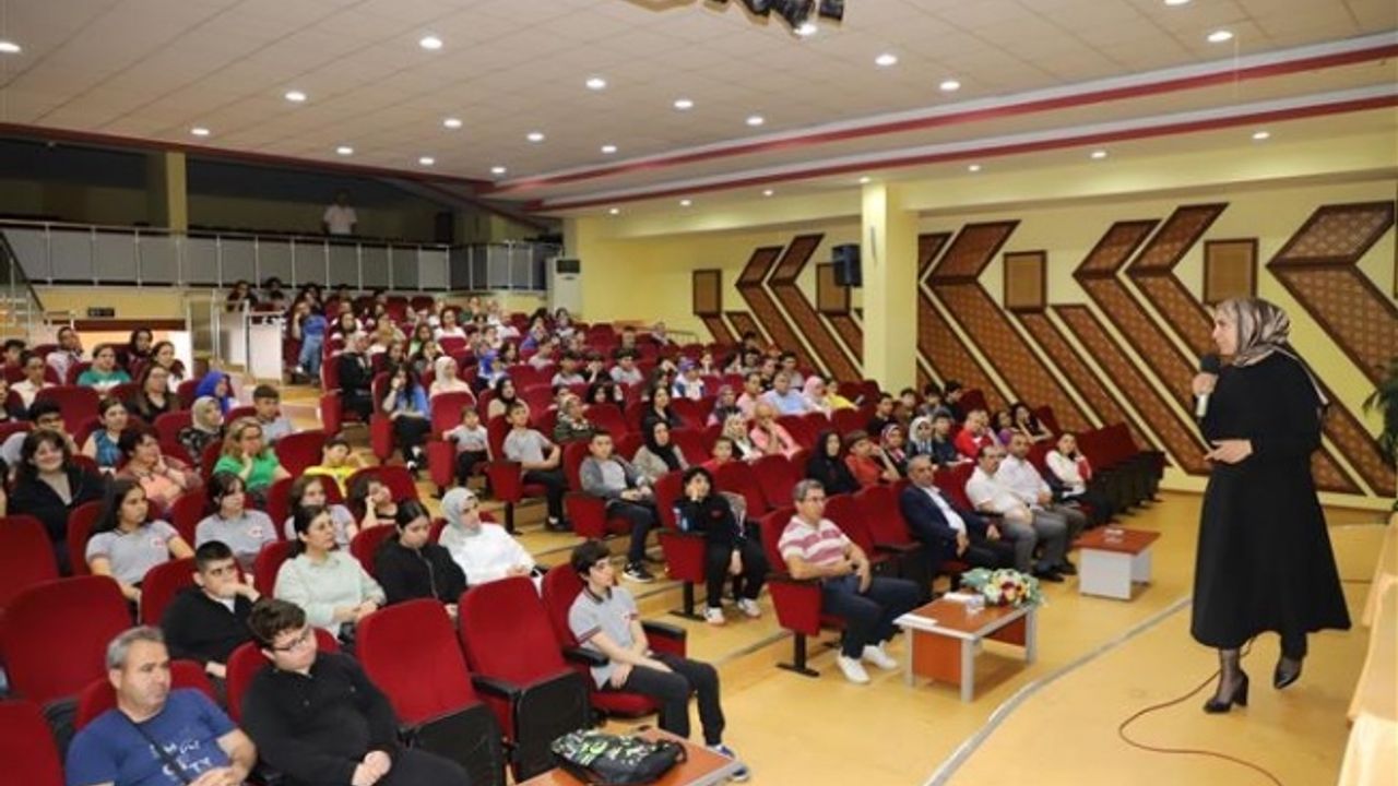 ALANYA BELEDİYE PSİKOLOĞU ESRA YEMEZ ÖĞRENCİ VE VELİLERE SINAV KAYGISI İLE BAŞ ETME YÖNTEMLERİNİ ANLATTI