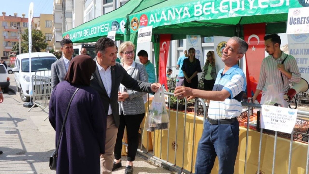 ALANYA BELEDİYESİ SU VE LİF KABAĞI FİDESİ DAĞITMAYA DEVAM EDİYOR