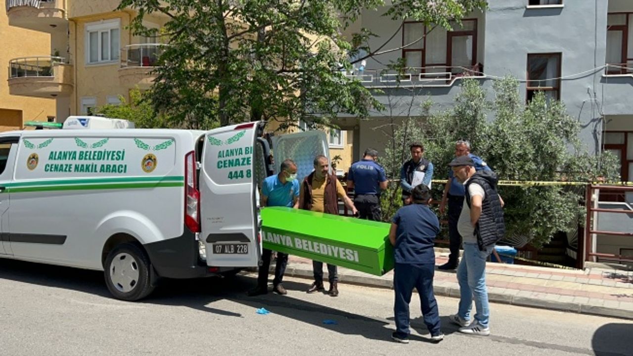 Alanya’da cani evlat annesini öldürüp gardıroba koydu!