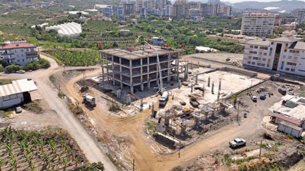MAHMUTLAR KÜLTÜR VE ETÜT MERKEZİ’NDE SON BETON DÖKÜMÜ GERÇEKLEŞTİRİLDİ