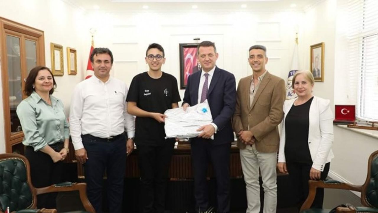 TEKNOFEST'TE DERECEYE GİREN HÜSEYİN GİRENES FEN LİSESİNDEN KAYMAKAM ÜRKMEZER’E ZİYARET