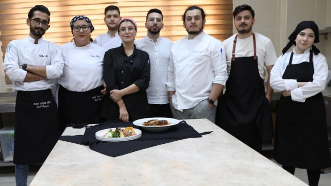 ÜNLÜ ŞEFLER ALKÜ’DE ÖĞRENCİLERE TECRÜBELERİNİ AKTARDI