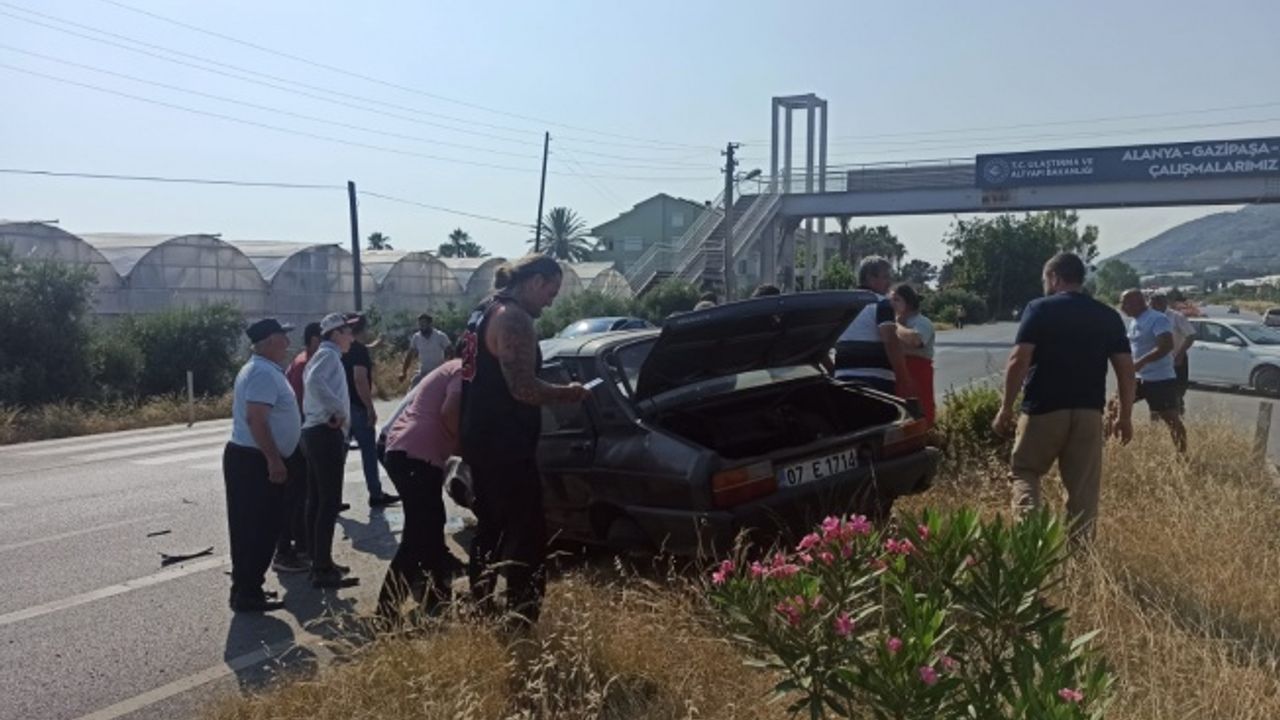 Alanya’da otomobilin refüje çarptı: 4 yaralı