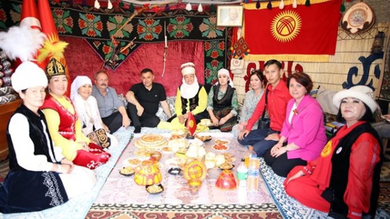 BAŞKAN YÜCEL FESTİVAL ALANINDA VATANDAŞLARLA BİR ARAYA GELDİ