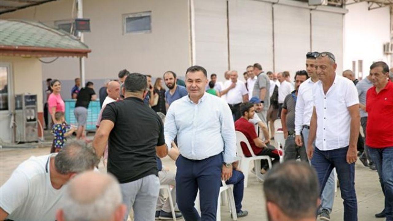 BAŞKAN YÜCEL KURBAN KESİM YERLERİNDE VATANDAŞLARLA BAYRAMLAŞTI