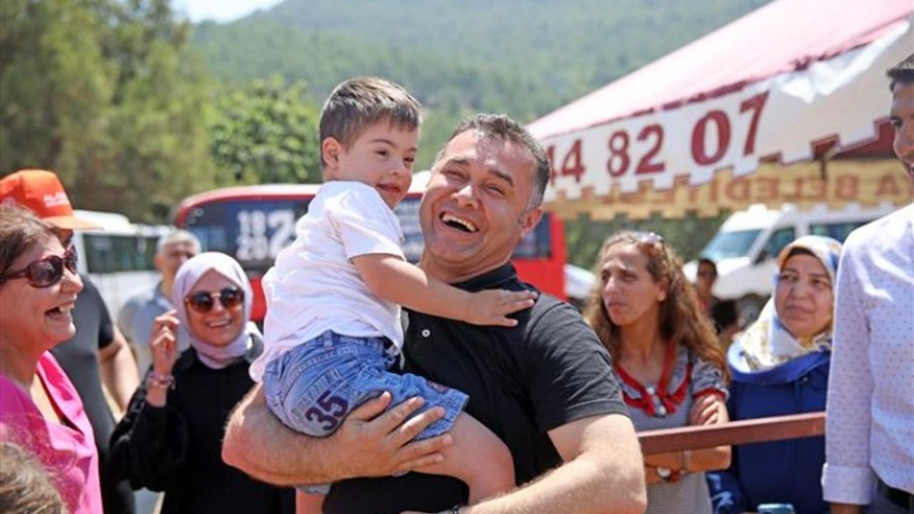Yücel, engellilerin eğlencesine ortak oldu