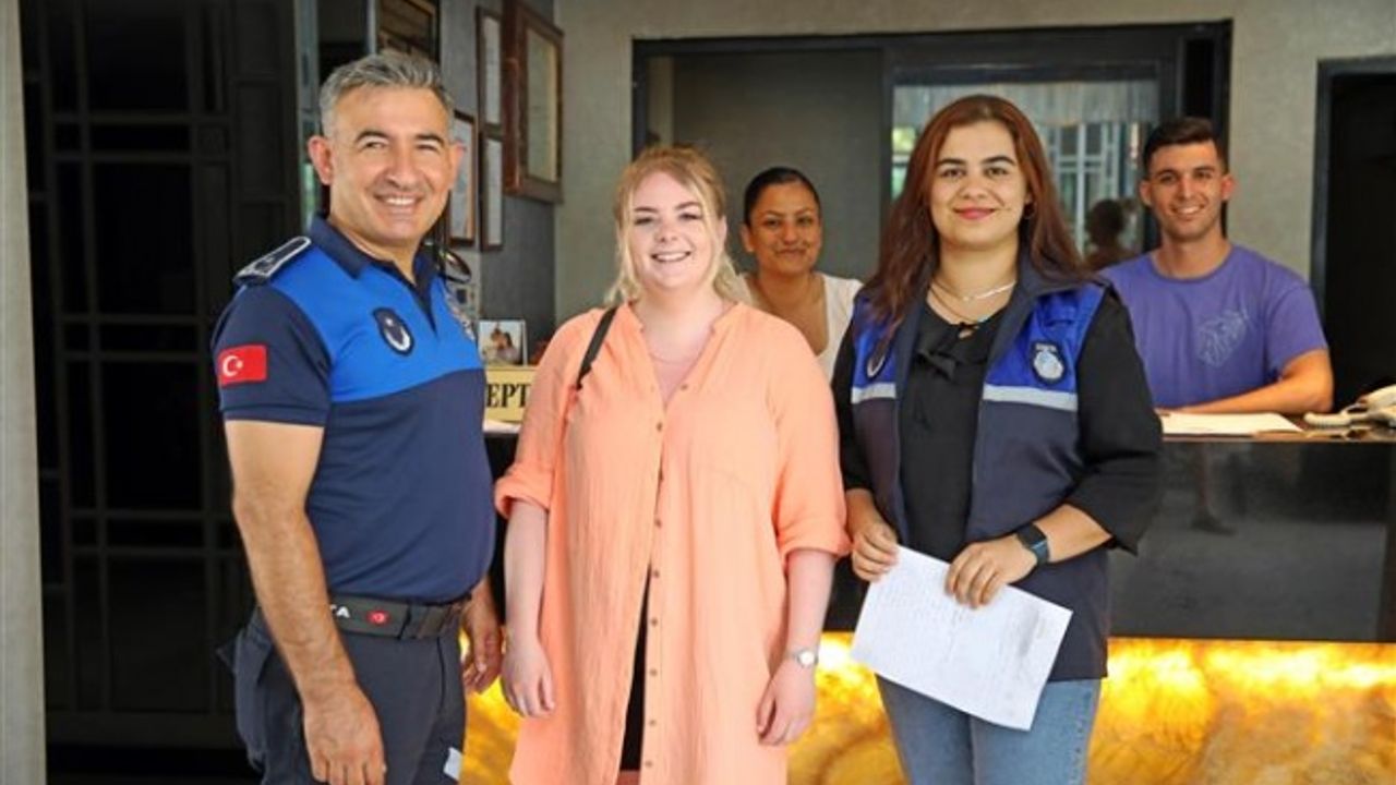 ZABITALAR BULDUĞU ÇANTAYI İNGİLİZ TURİSTE TESLİM ETTİ