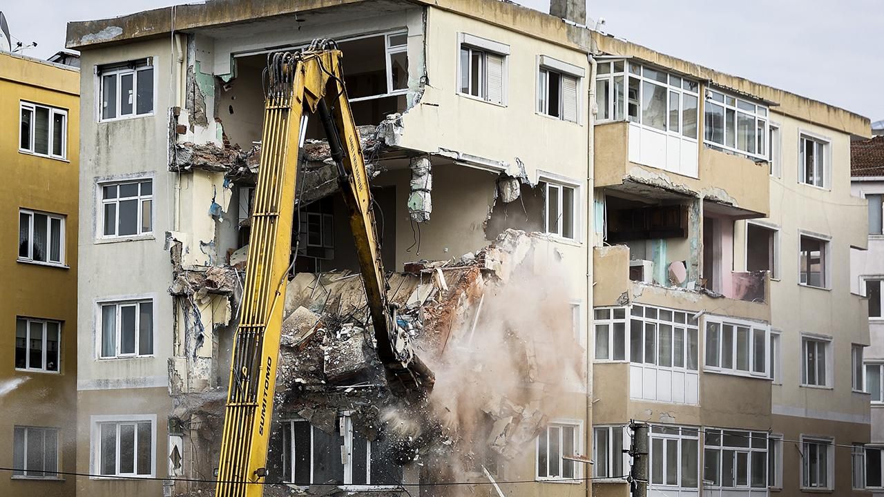Riskli binalar yıkılıyor