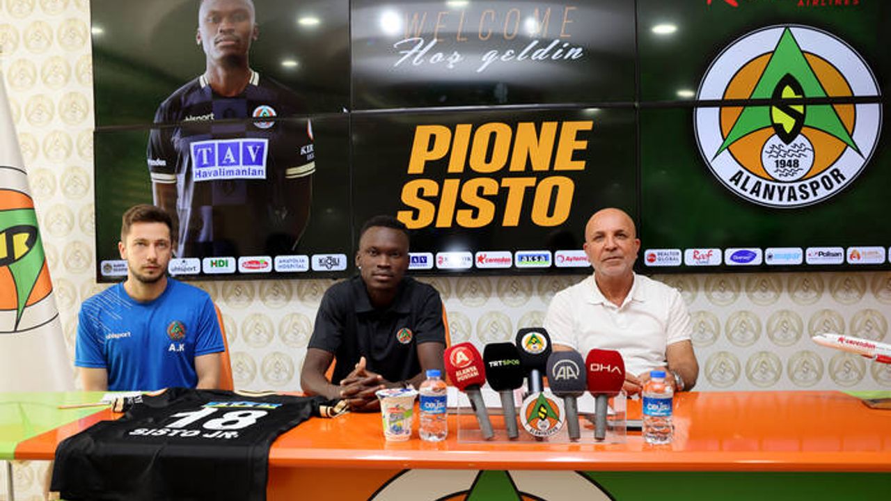 Futbolcu Pione Sisto için imza töreni düzenlendi