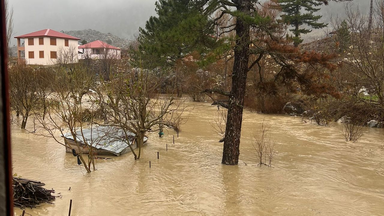 Alanya’da şiddetli yağış hayatı felç etti! Evler sular altında kaldı