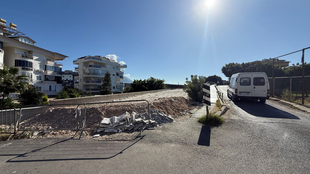 ALANYA BELEDİYESİ'NİN ÖNÜNDE KÖPRÜ 1.5 YILDIR AÇILAMADI