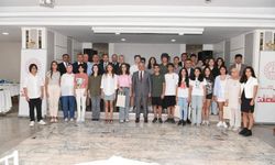 VALİ YAZICI, LGS’DE TAM PUAN ALAN ÖĞRENCİLERLE BİR ARAYA GELDİ