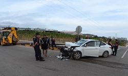OTOMOBİL İŞ MAKİNASI İLE ÇARPIŞTI