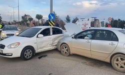 OTOMOBİLLER ÇARPIŞTI