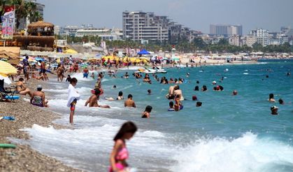 Antalya'da tatilciler sahilleri doldurmaya başladı