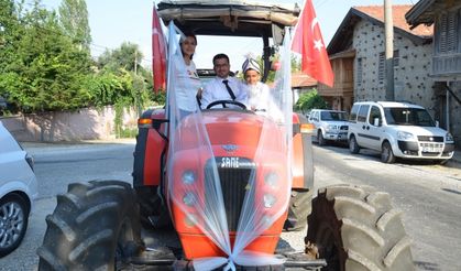 Çiftçi ailenin sünnet düğününde otomobiller yerlerini traktöre bıraktı