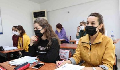 Rus ve Ukraynalılar'a Gazipaşa'da Türkçe dersi 