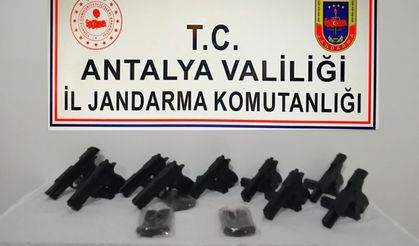 Alanya’da 10 adet tabanca ele geçirdi