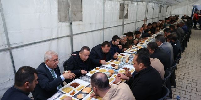 Başkan Böcek Gaziantep’te  depremzedelerle iftar yaptı