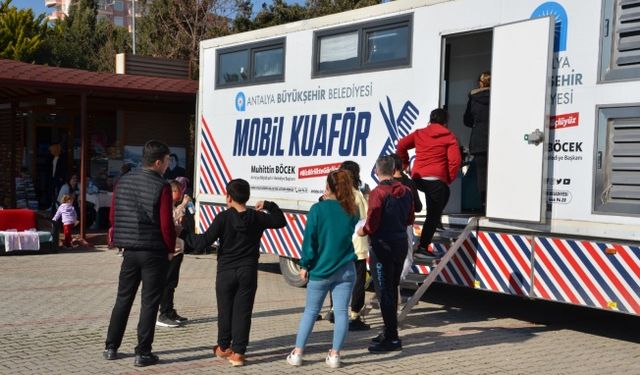 Mobil Kuaför Gazipaşa’da depremzede vatandaşlara hizmet veriyor