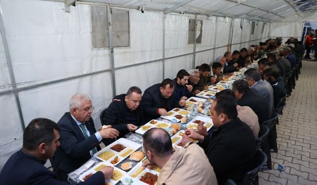 Başkan Böcek Gaziantep’te  depremzedelerle iftar yaptı
