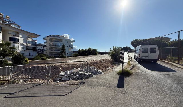 ALANYA BELEDİYESİ'NİN ÖNÜNDE KÖPRÜ 1.5 YILDIR AÇILAMADI