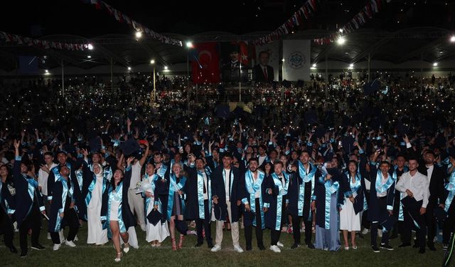 ALKÜ MEZUNİYET TÖRENİ COŞKUYLA YAPILDI