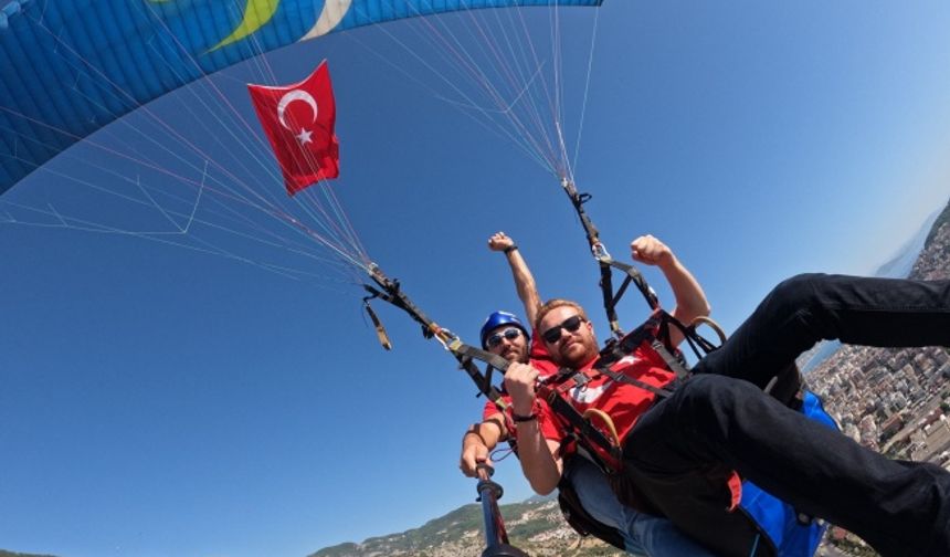 ALKÜ TÜRK BAYRAĞINI SEMADA DALGALANDIRDI