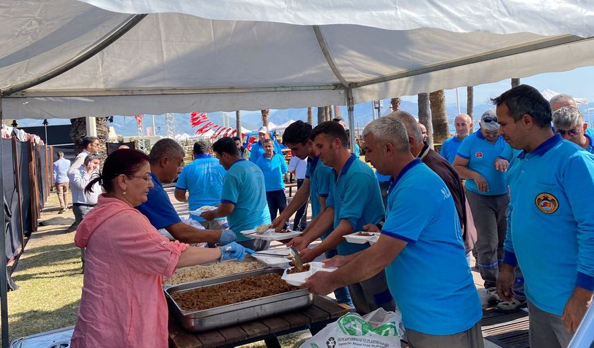 BÜYÜKŞEHİR ALANYA AŞEVİ'NDEN YEMEK İKRAMI