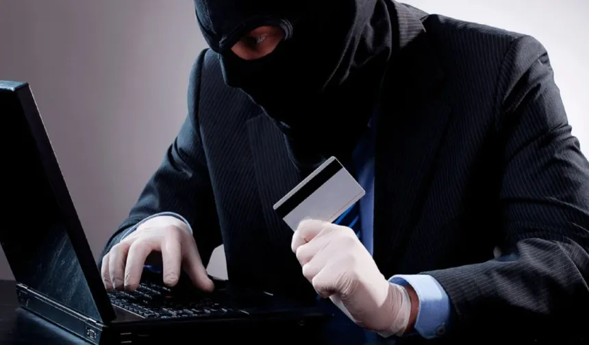 KREDİ KARTI ÇALIP, ALIŞVERİŞ YAPINCA TUTUKLANDILAR
