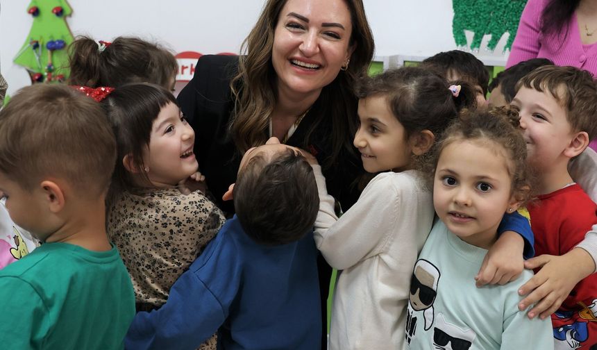 BÜŞRA ÖZDEMİR ÇOCUKLARLA İLGİLENDİ