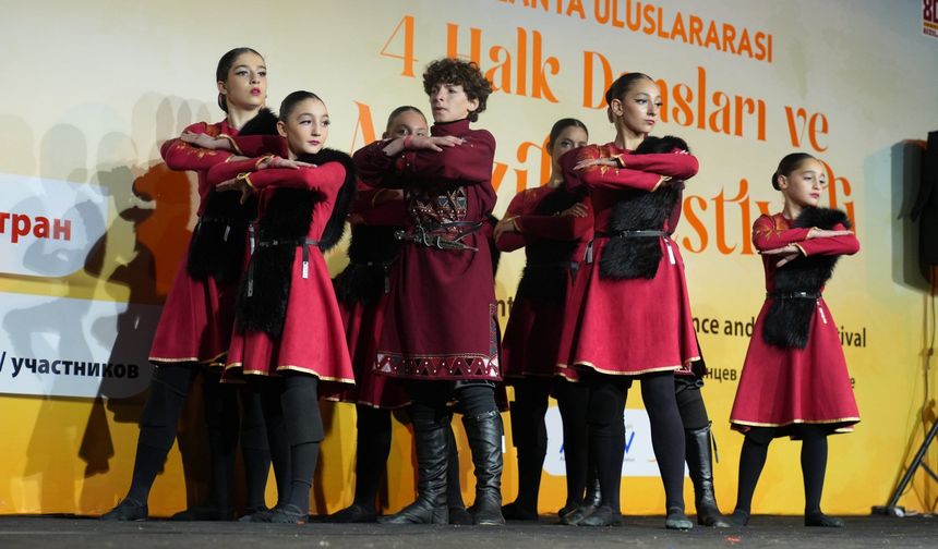 KÜLTÜRLERİ BULUŞTURAN FESTİVAL TÜM COŞKUSUYLA SÜRÜYOR