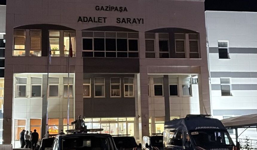 GAZİPAŞA'DA 3 ECZACI VE 1 TEKNİKER TUTUKLANDI