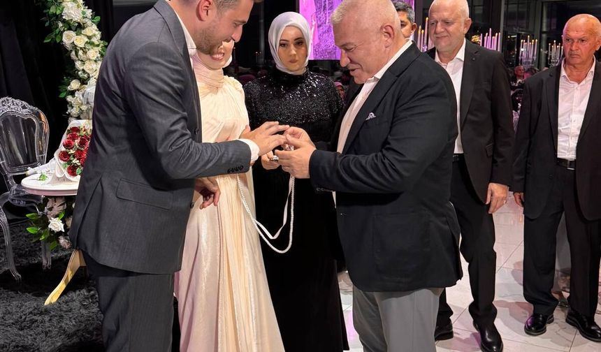 NİŞAN YÜZÜKLERİNİ MEHMET ŞAHİN TAKTI