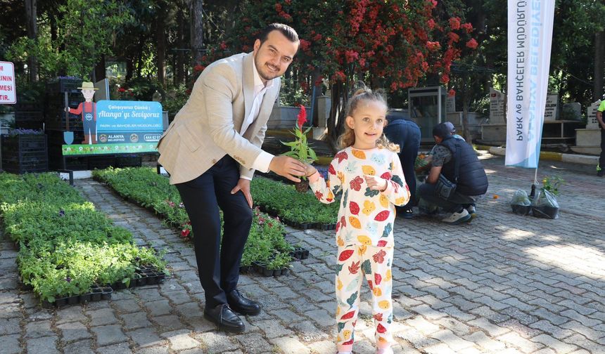 MEZARLIKLAR ÇİÇEK AÇTI