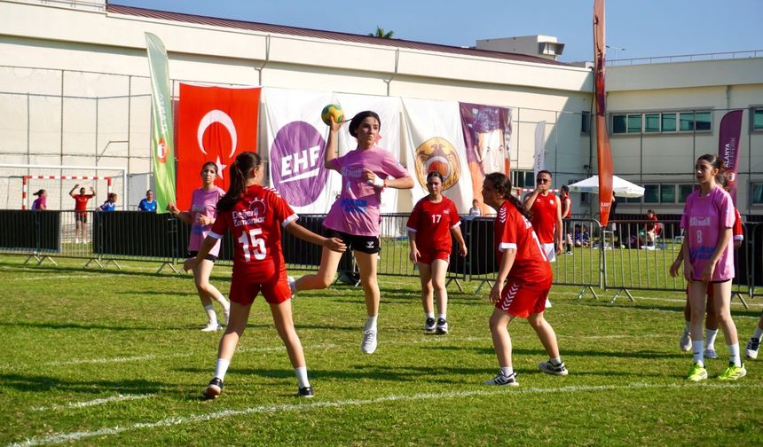 2000 KİŞİLİK HENTBOL ŞÖLENİ BAŞLADI